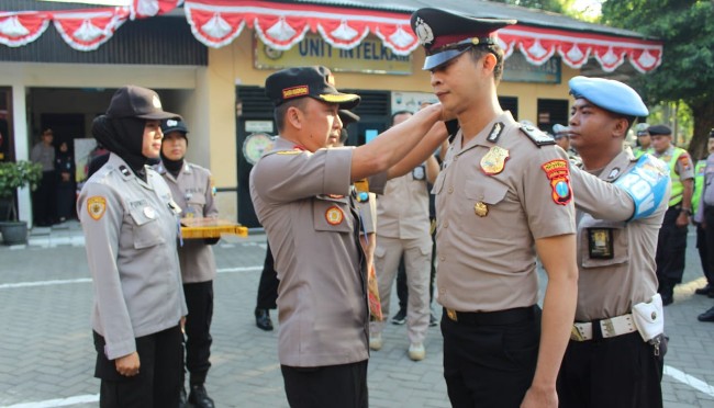 Tiga Anggota Polsek Wonokromo Naik Pangkat